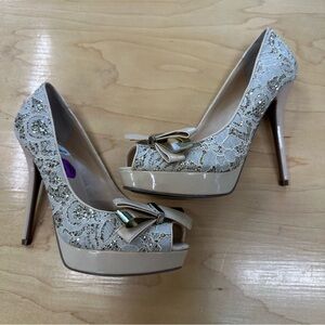 NWT - Guess Peep-Toe Platform Pumps - Size 6.5 - Beige